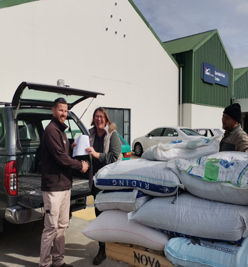 Erik Cronje of Agriland George handing over Equifeeds horse feed to Hanlie Moolman of Global Reboot NPO
